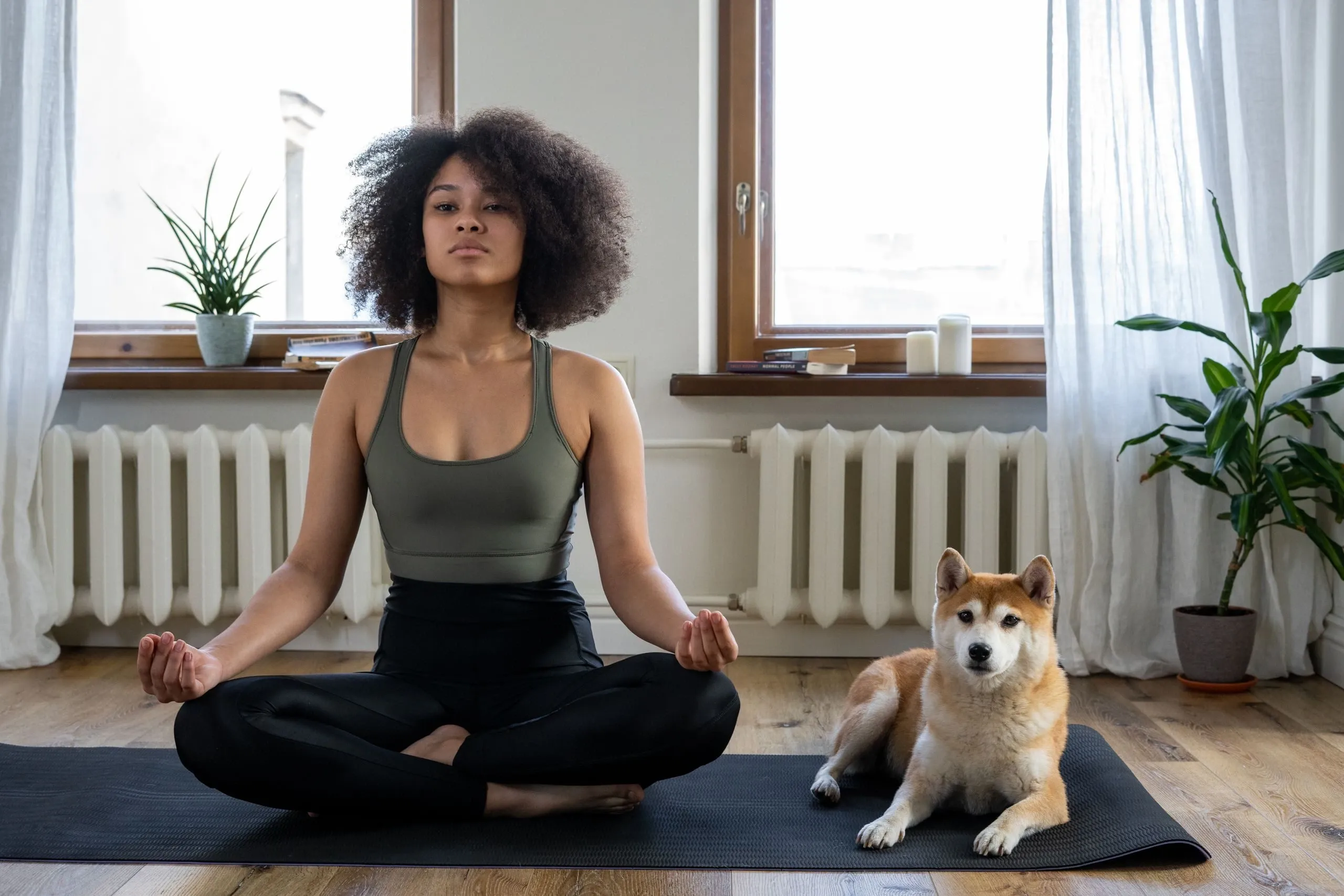 Aïcha en méditation, son chien couché à côté d'elle